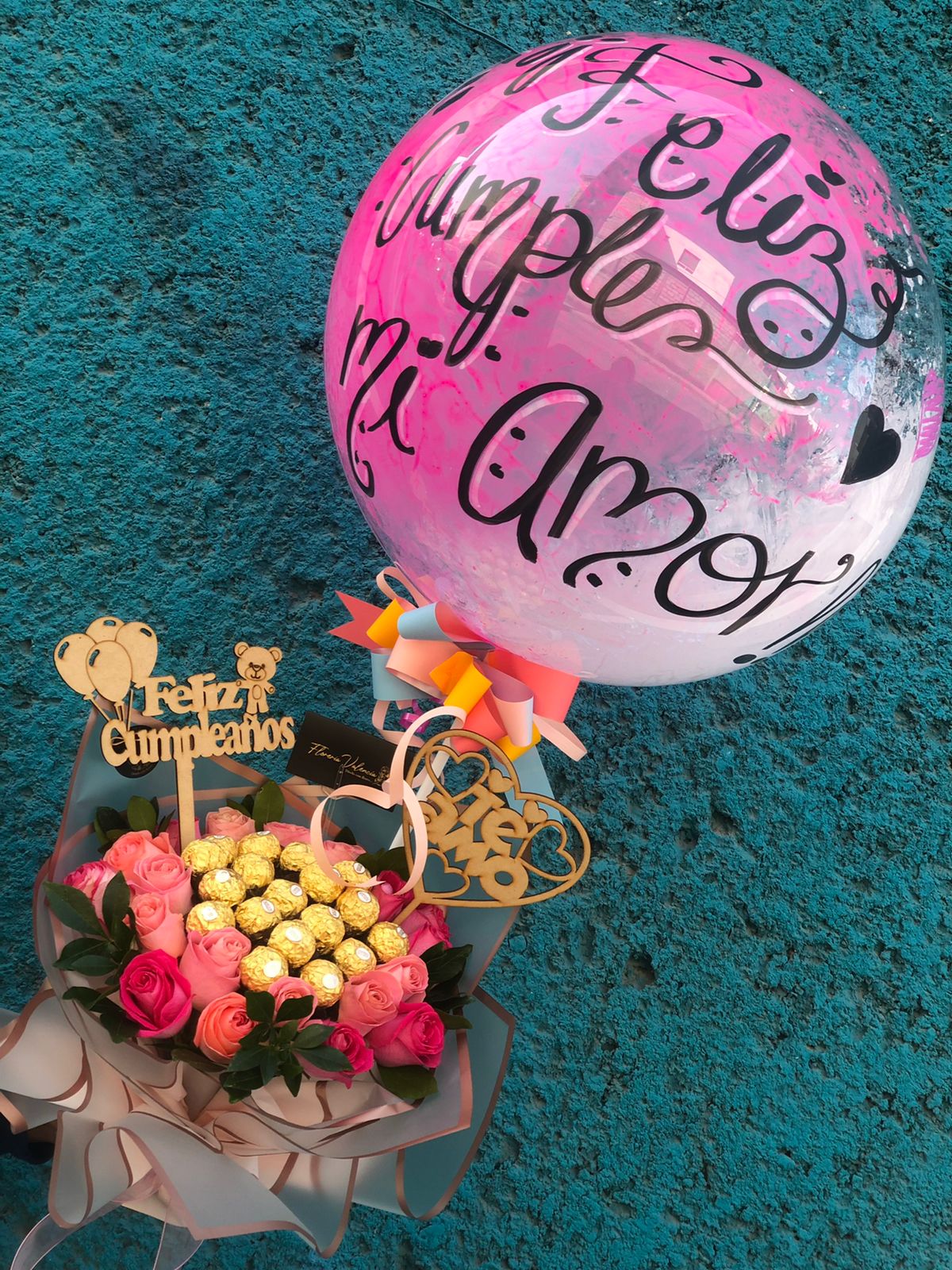 Bouquet con chocolates, rosas y globo