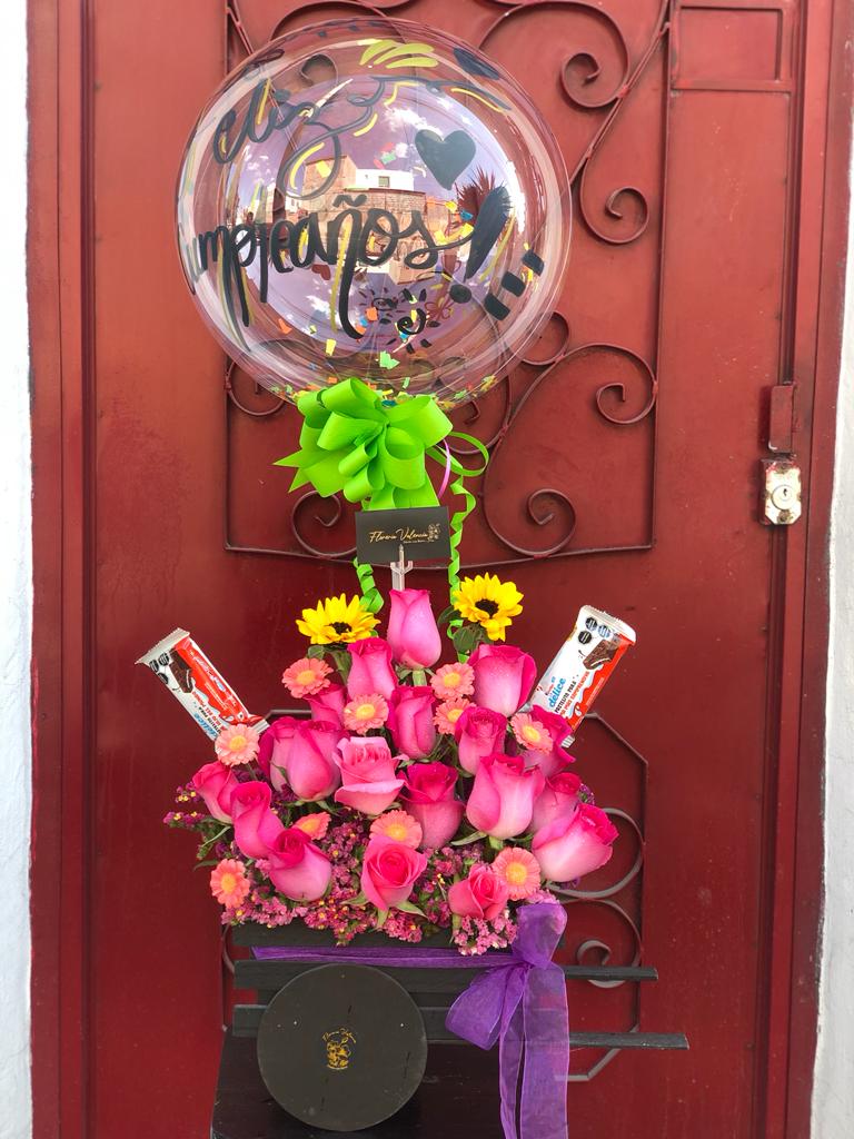 Carreta colorida con rosas, minigerberas y globo