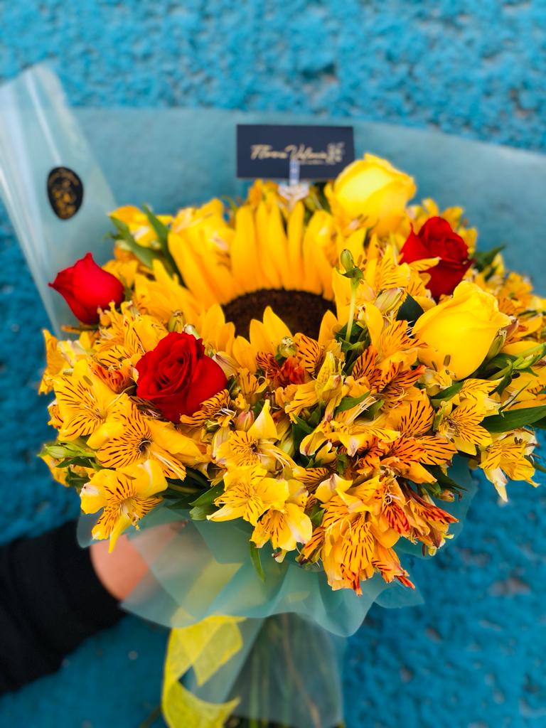 Girasol con rosas