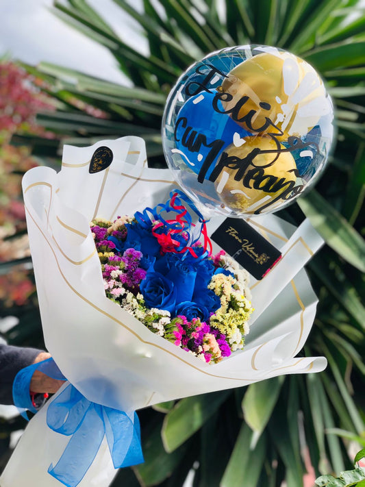 Rosas azules y globo personalizado