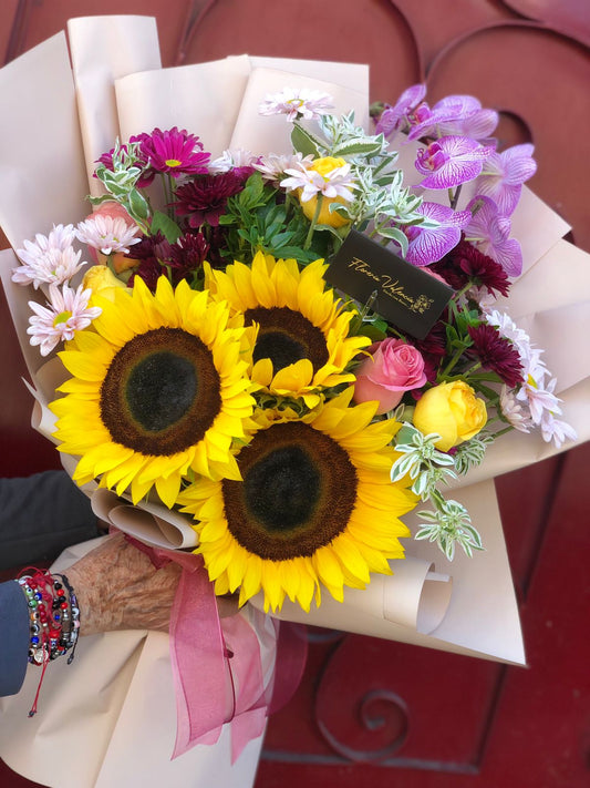 Ramo con orquidea, rosas y girasoles