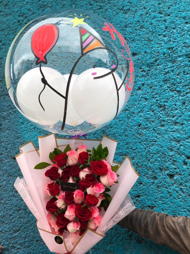 Ramo de 48 rosas y globo Flork personalizable