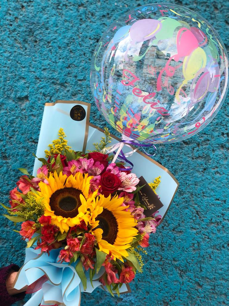 Girasoles, rosas y globo cumpleaños