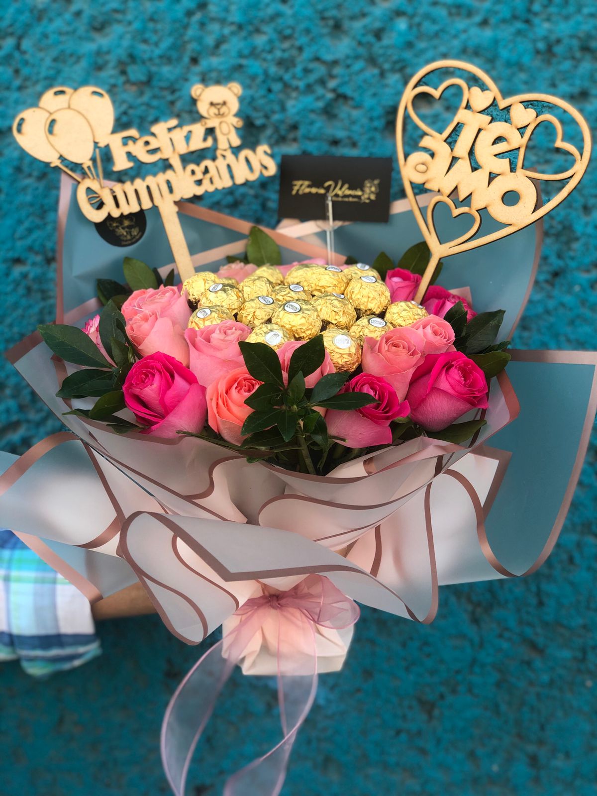 Bouquet con chocolates, rosas y globo