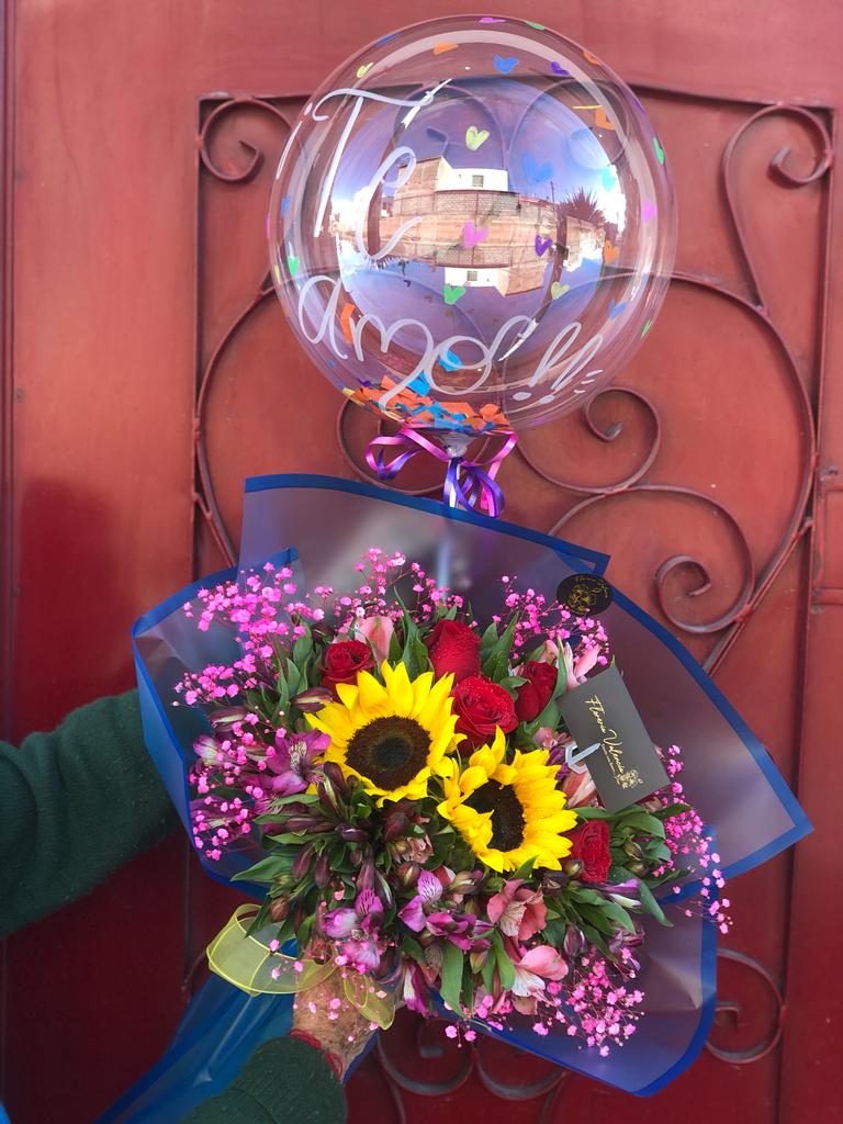 Girasoles, rosas y globo