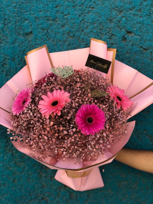 Gerberas gypshophila y mariposas