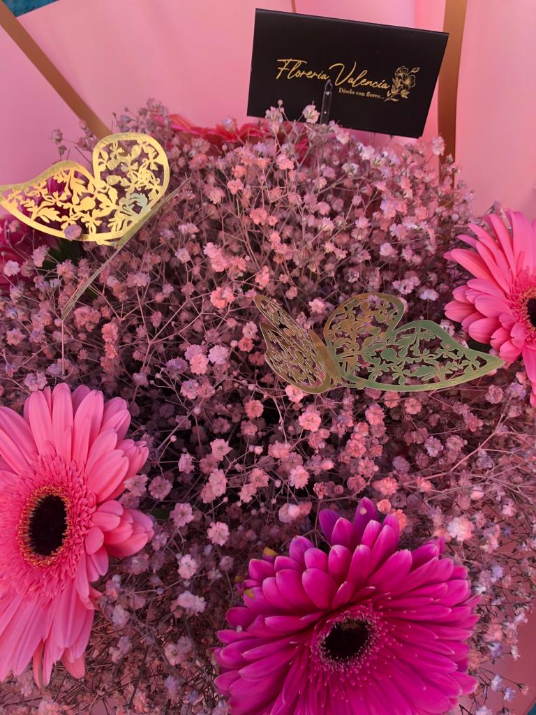 Gerberas gypshophila y mariposas