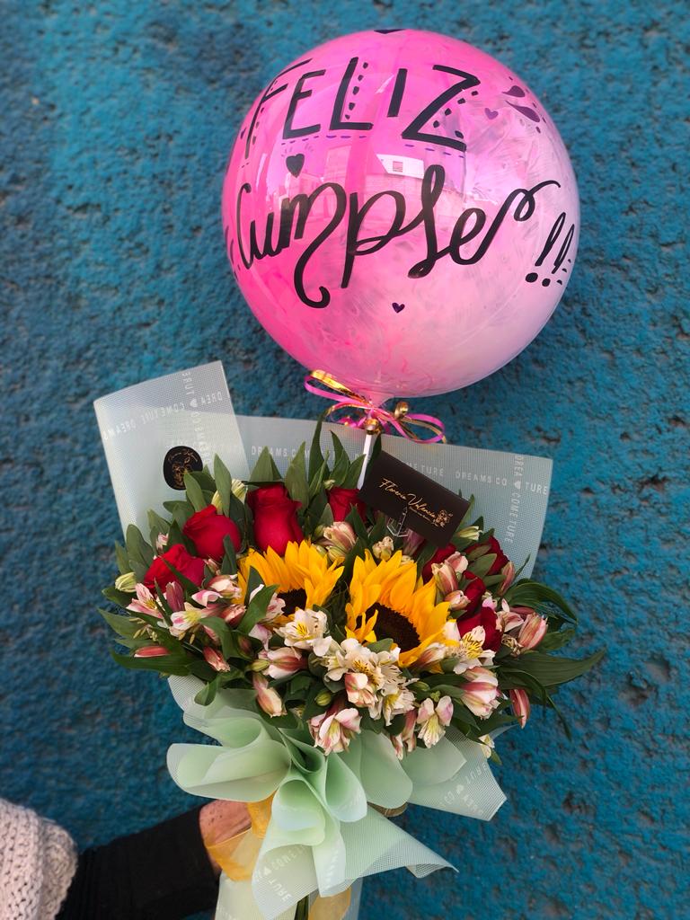 Girasoles, rosas y globo