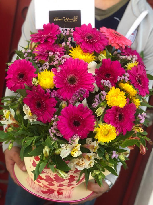 Taza con gerberas