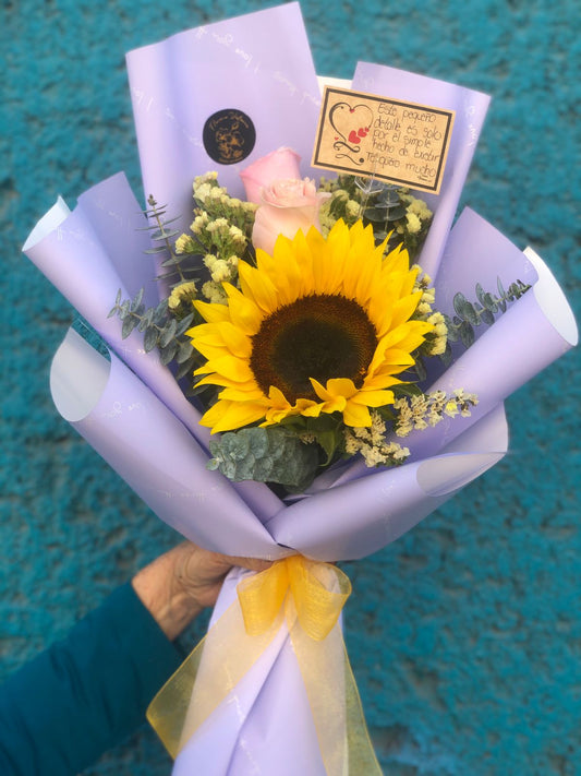 Mini bouquet de rosas y girasol