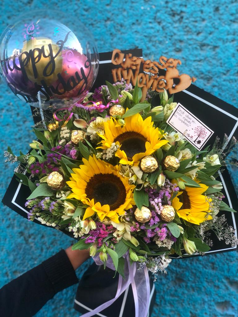 Girasoles, chocolates y globo personalizado