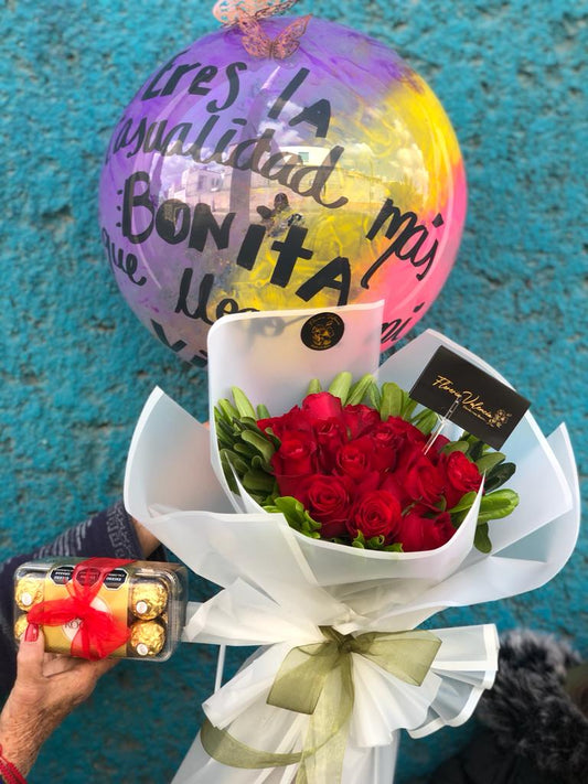 Ramo con moño, chocolates y globo personalizado con mariposas