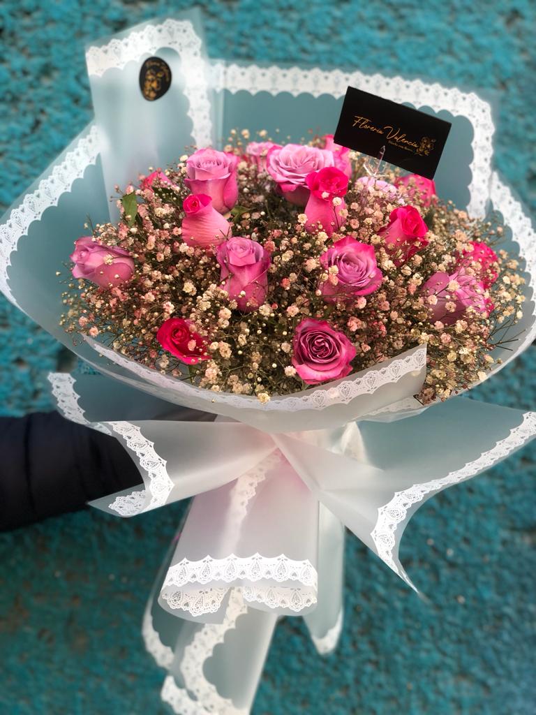 Bouquet de rosas rosas con gypshophila