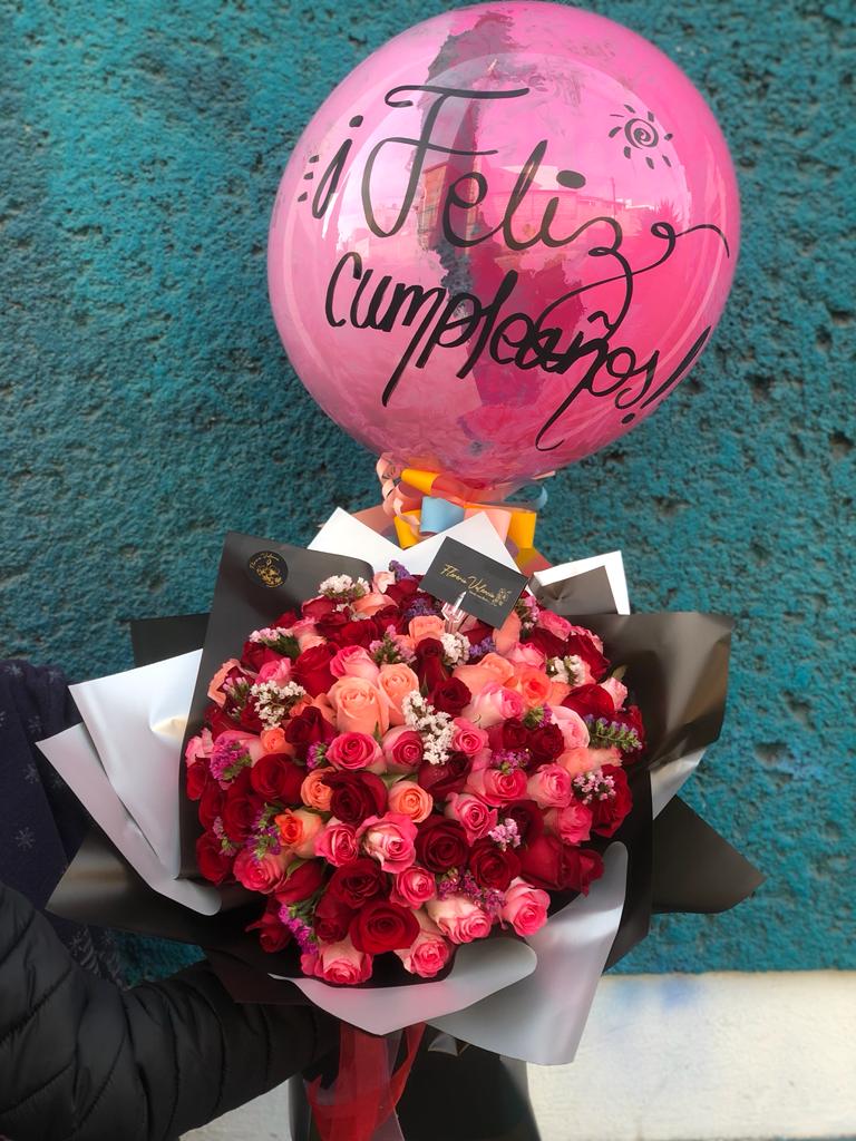 Ramo de 100 rosas y globo personalizado