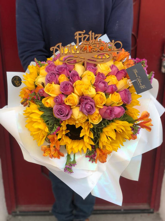 Maxiramo mixto con rosas y girasoles