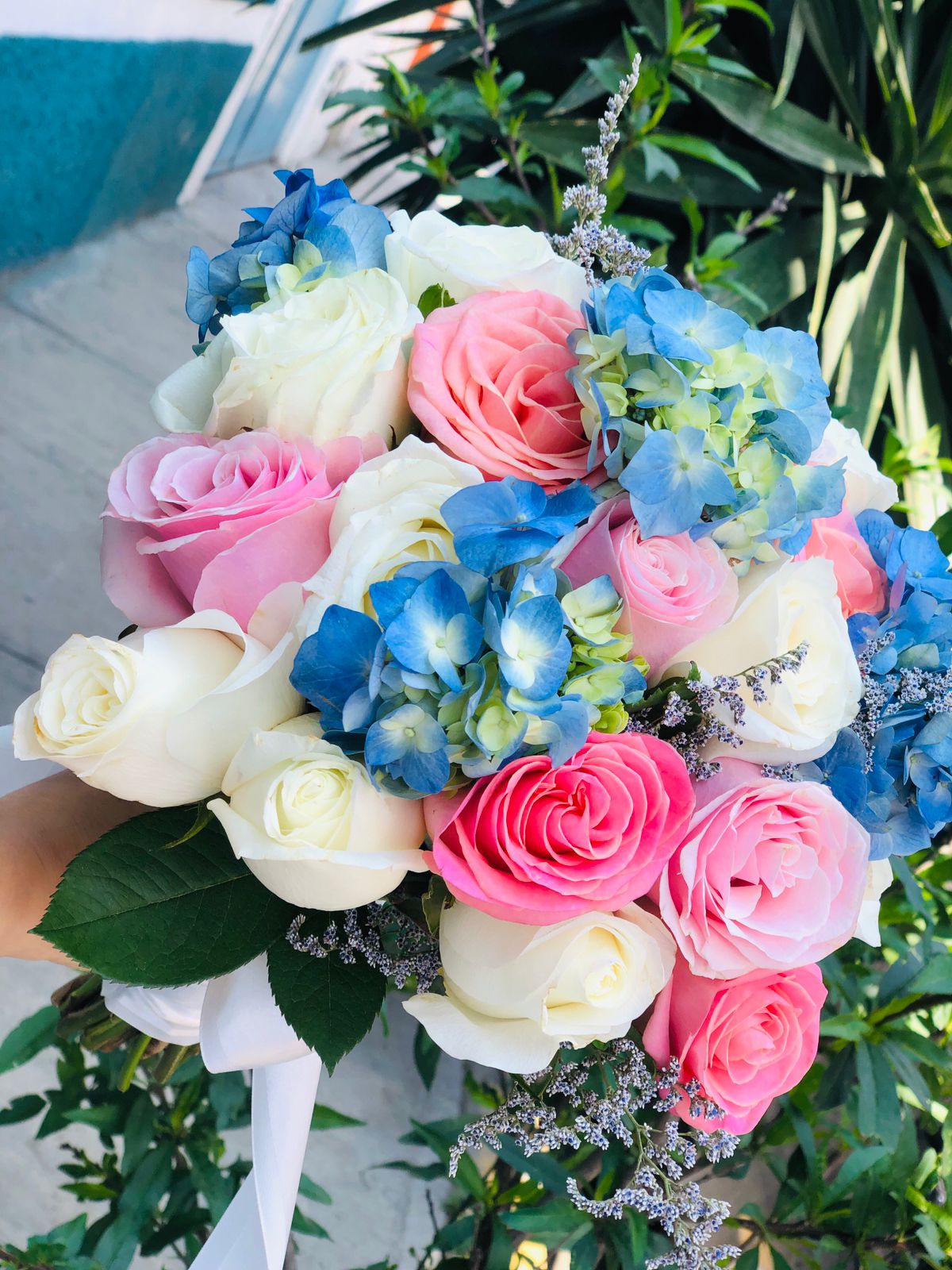 Ramo de novia con hortensias y rosas