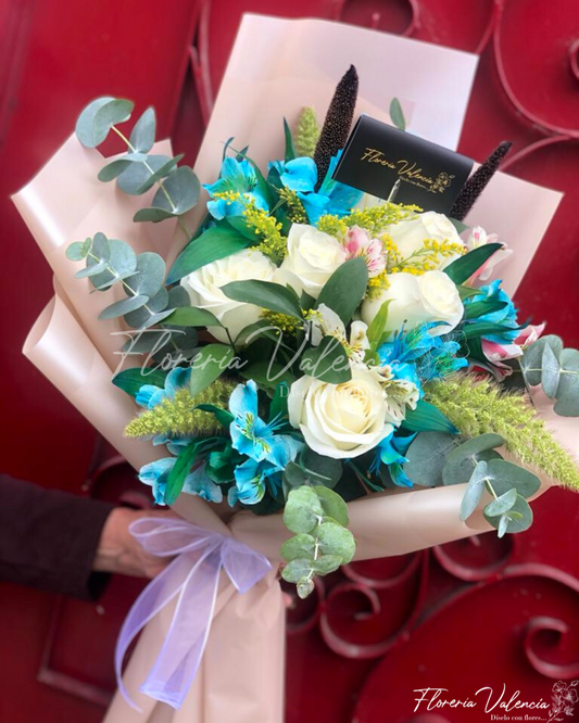 Rosas blancas y follaje azul