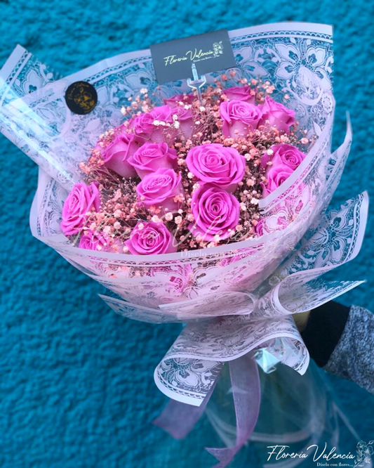 Bouquet de rosas rosas con gypshophila