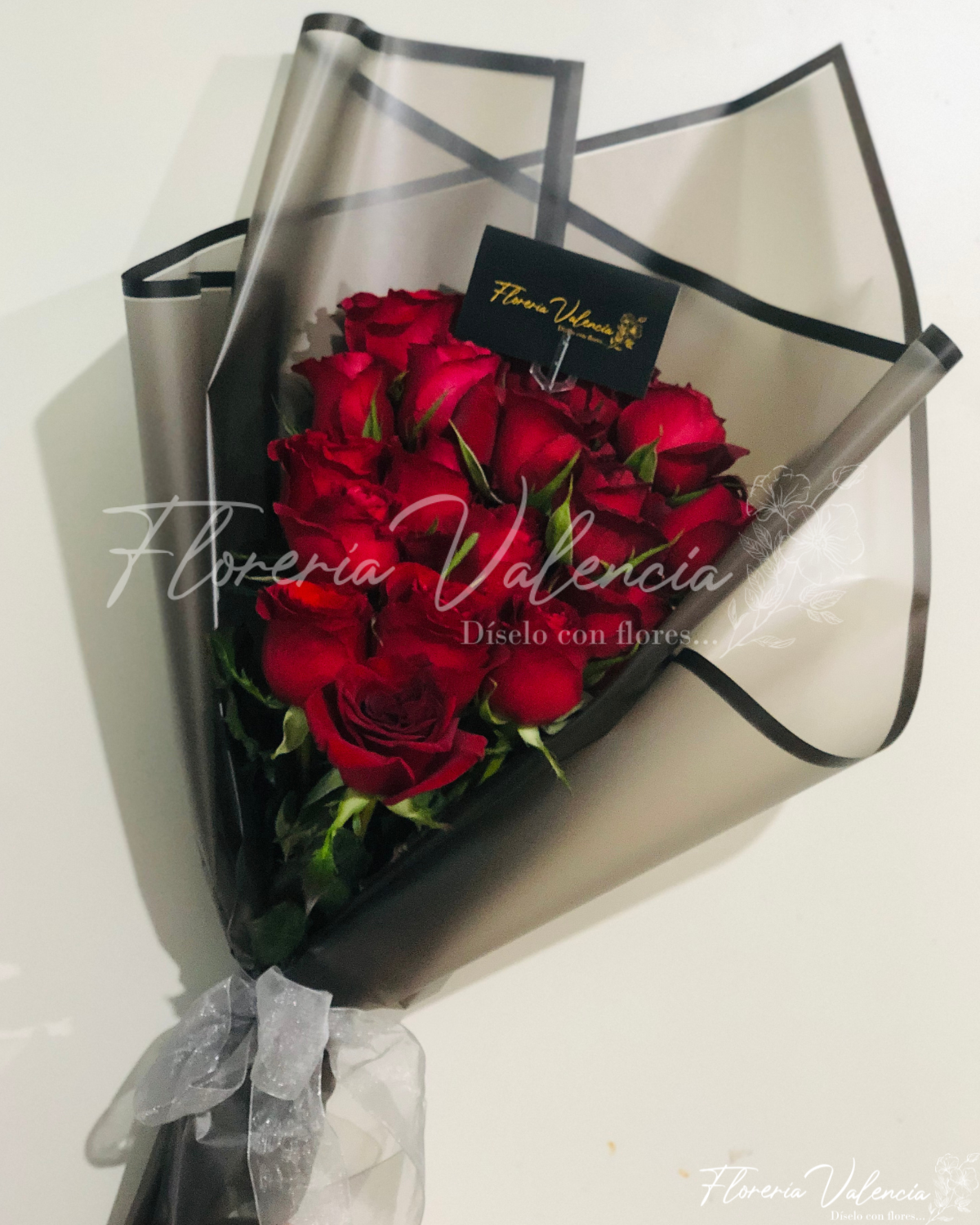 Rosas rojas con negro