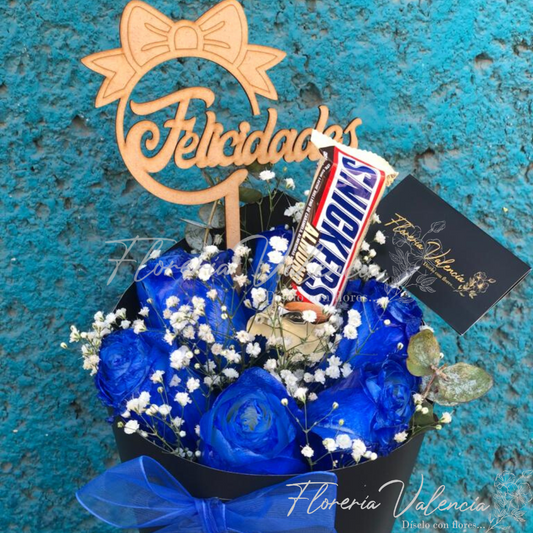 Cono de rosas azules con chocolate